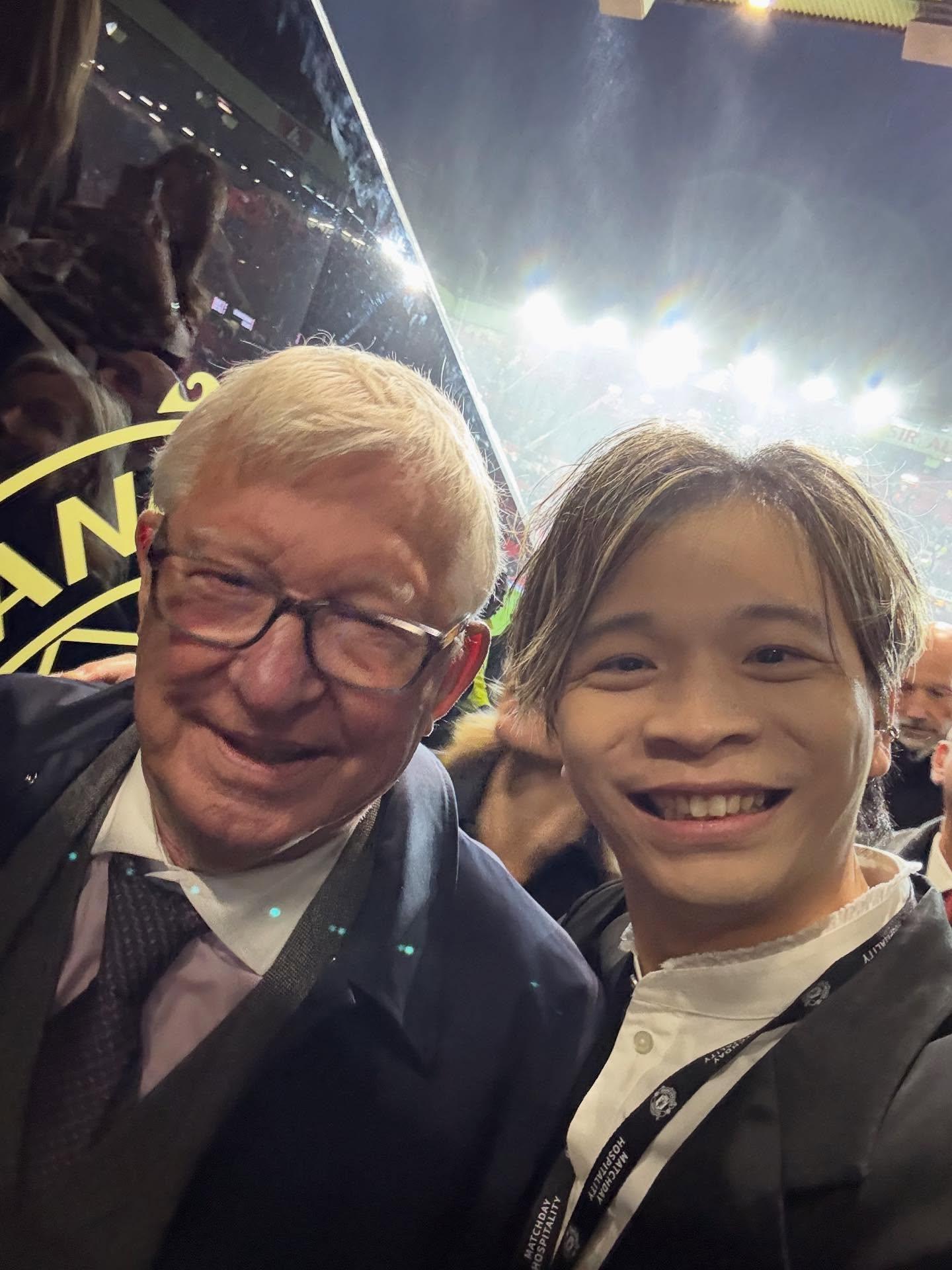 林溢欣與前曼聯領隊費格遜自拍,自言「無憾了」。(林溢欣IG)