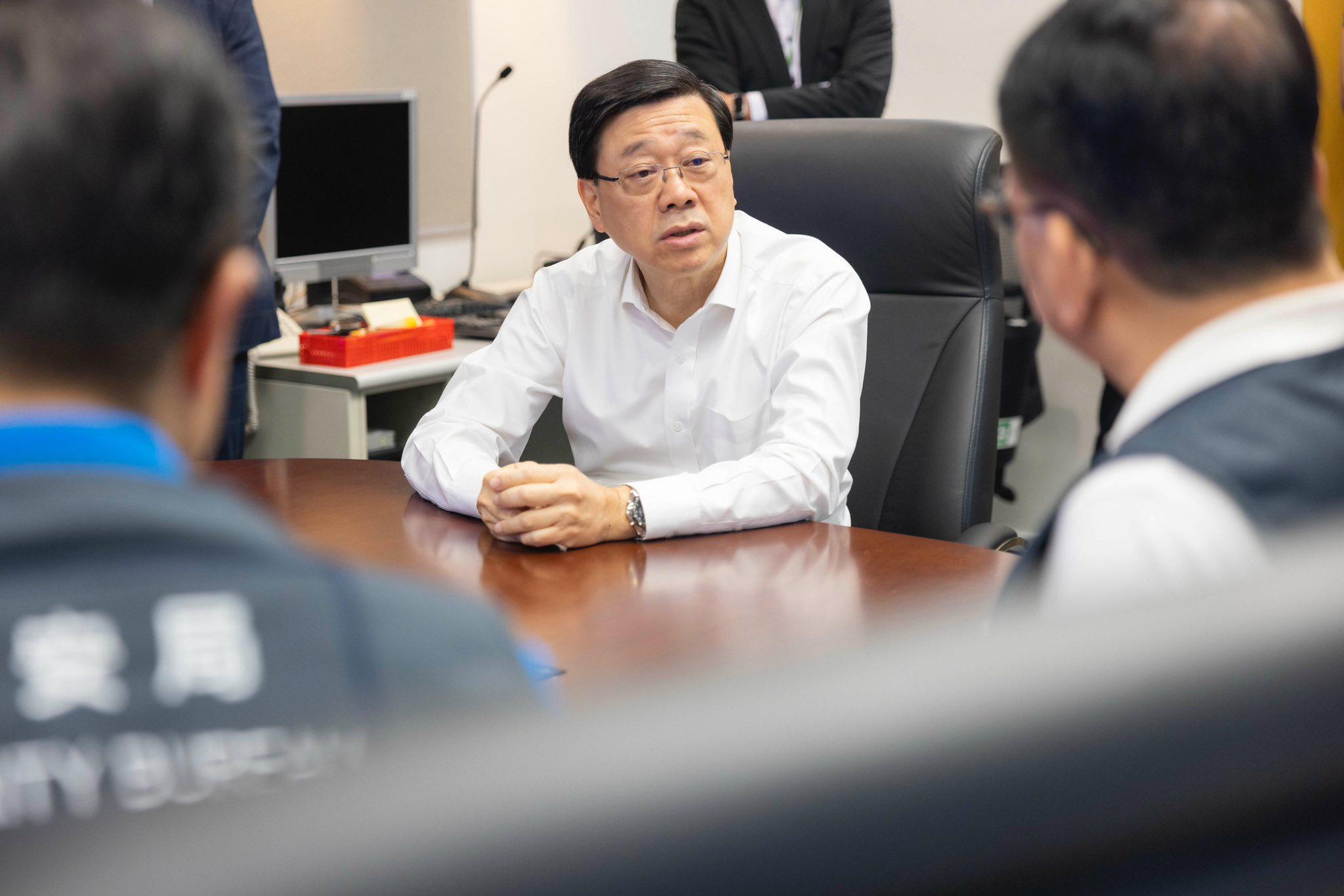 超強颱風樺加沙逐漸逼近香港,行政長官李家超提早啟動緊急事故監察及支援中心,並與政務司司長陳國基及保安局局長鄧炳強舉行會議。(李家超FB)