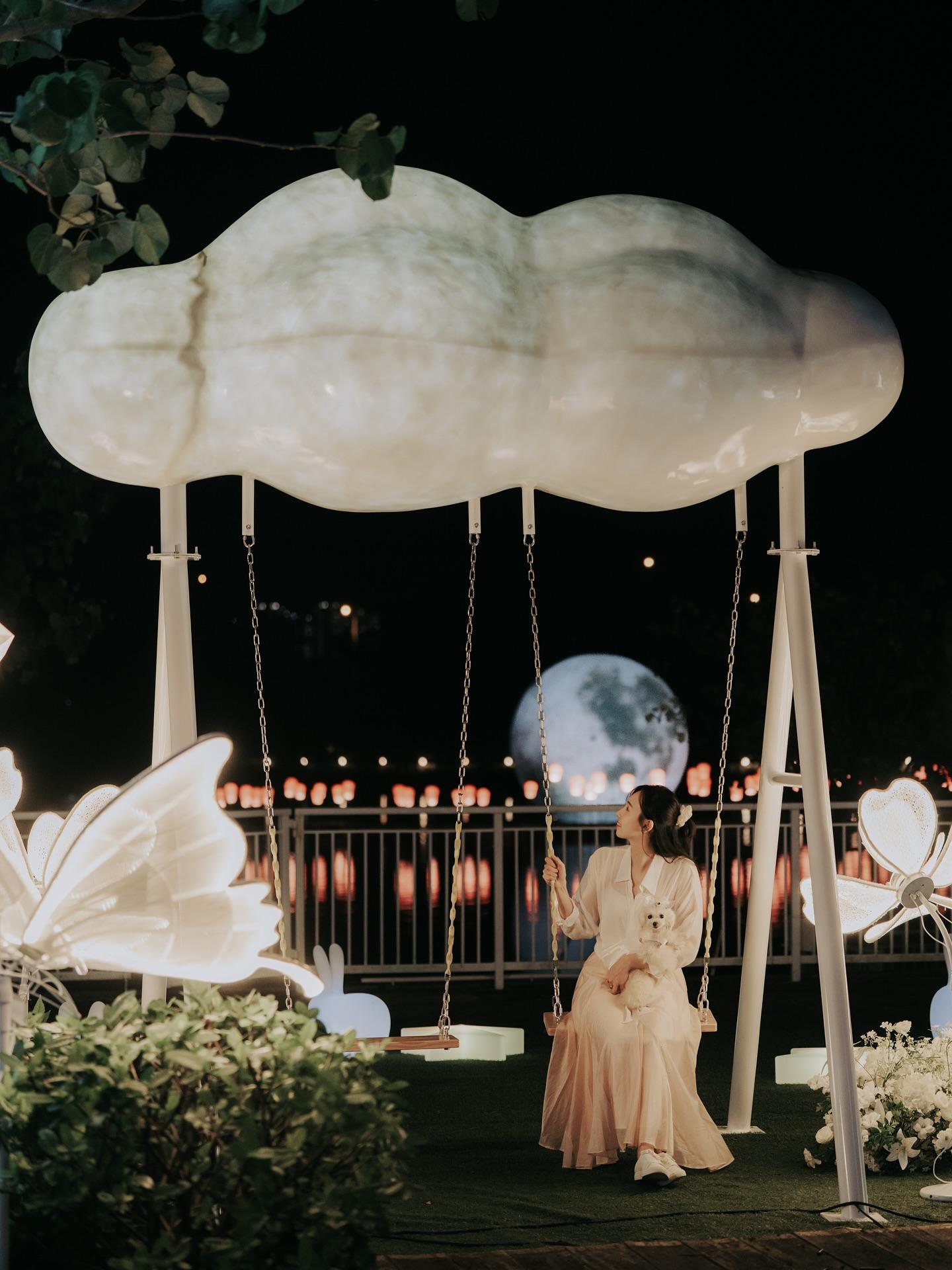 發光雲朵千秋。(取自Lake House FB圖片)