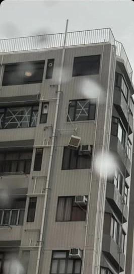 上載影片的網民亦附上一張相信為涉事大廈外牆冷氣機散熱器懸空晃動的相片。(網上圖片)
