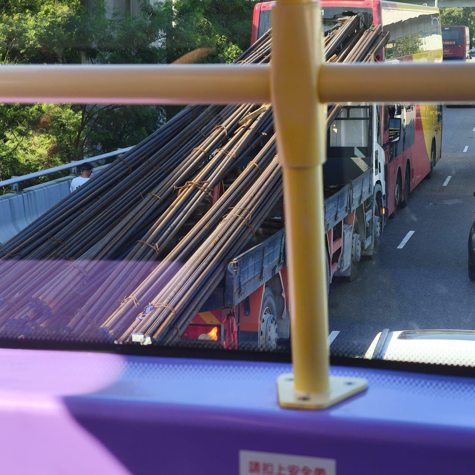 北大嶼山公路一小時內發生3宗交通意外。(fb「車cam L(香港群組)」圖片)