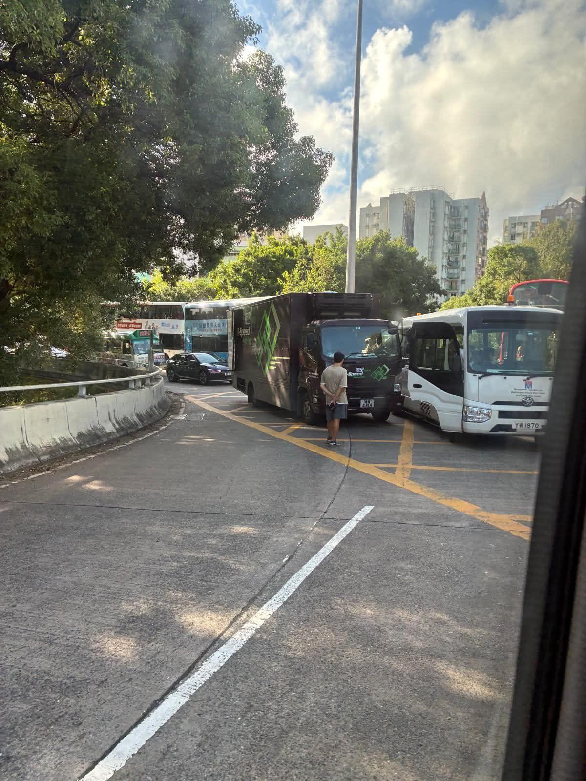 上水半小時內發生至少3宗車禍導致粉嶺大塞車。(fb「車cam L(香港群組)」圖片)