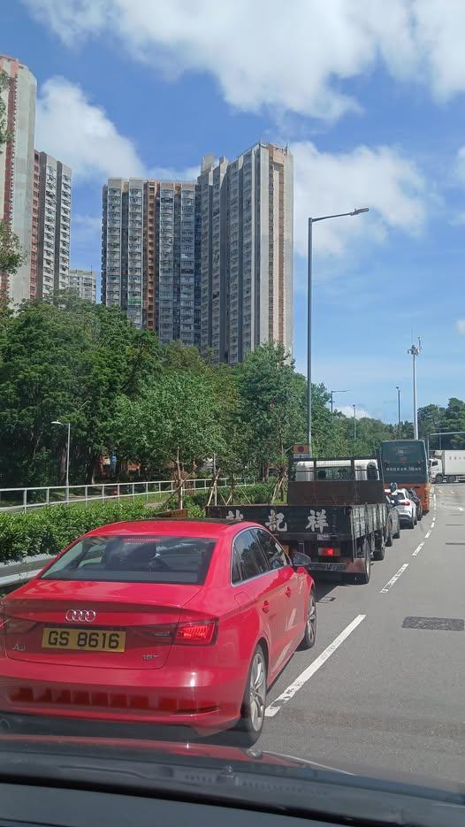 上水半小時內發生至少3宗車禍導致粉嶺大塞車。(fb「車cam L(香港群組)」圖片)