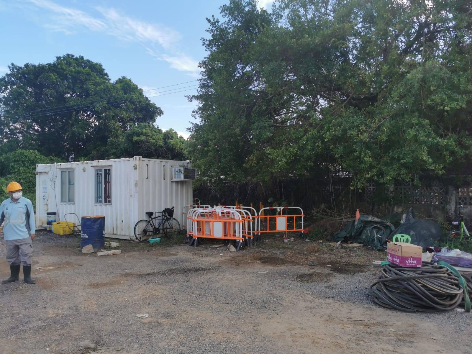 古洞河上鄉路上周六(27日)一名64歲男工懷疑中暑死亡。(fb「香港建造業總工會 」圖片)