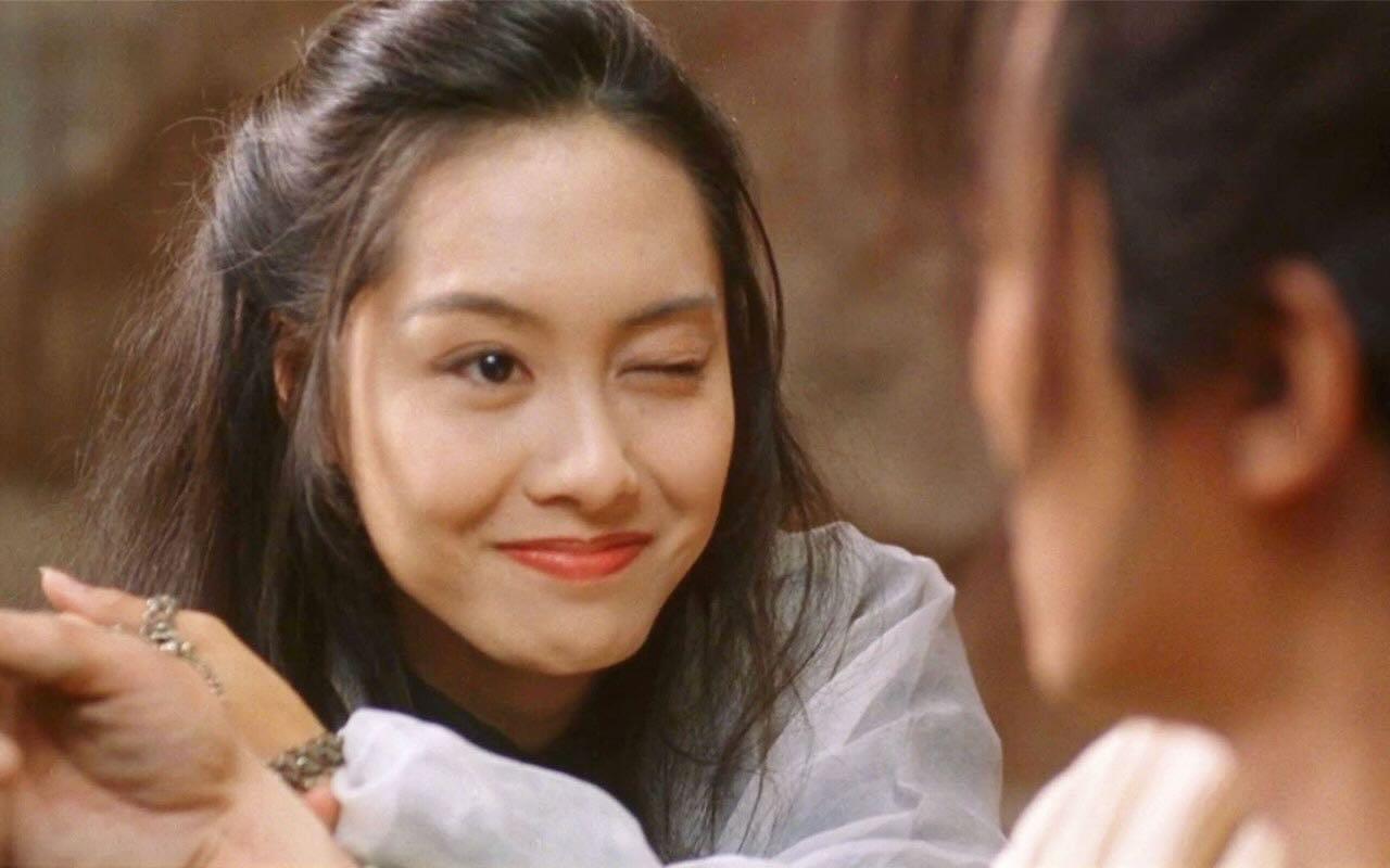 有網民貼上朱茵當年「紫霞仙子」的經典劇照,認為與花燈相距甚遠。