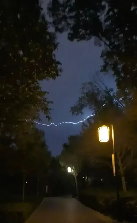 8日晚間網民拍攝的太原雷暴天空。(圖/翻攝《山西日報》)