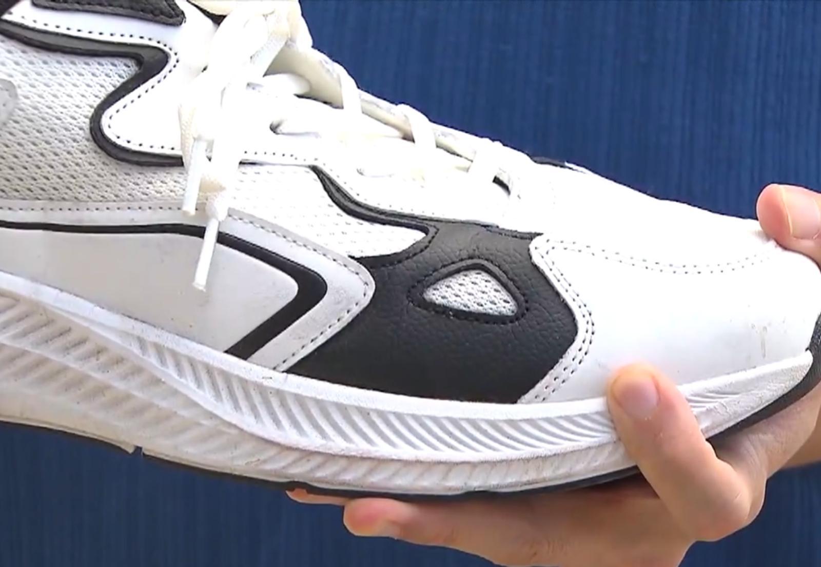 康文署為員工訂購的「JWS」運動鞋。(電視新聞截圖)