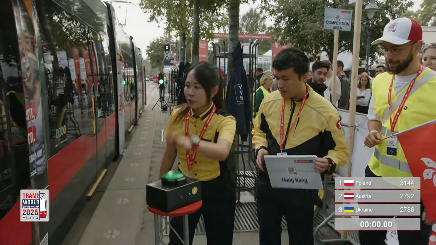 首屆世界電車駕駛錦標賽在維雅納舉行,港鐵有派員代表香港參賽。(賽事大會直播片段截圖)