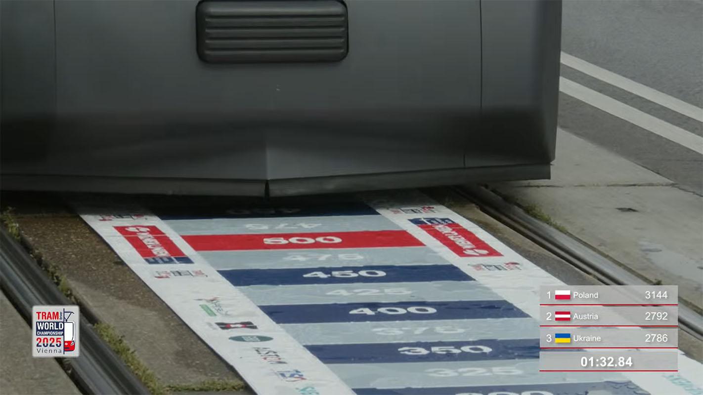 首屆世界電車駕駛錦標賽在維雅納舉行,港鐵有派員代表香港參賽。(賽事大會直播片段截圖)