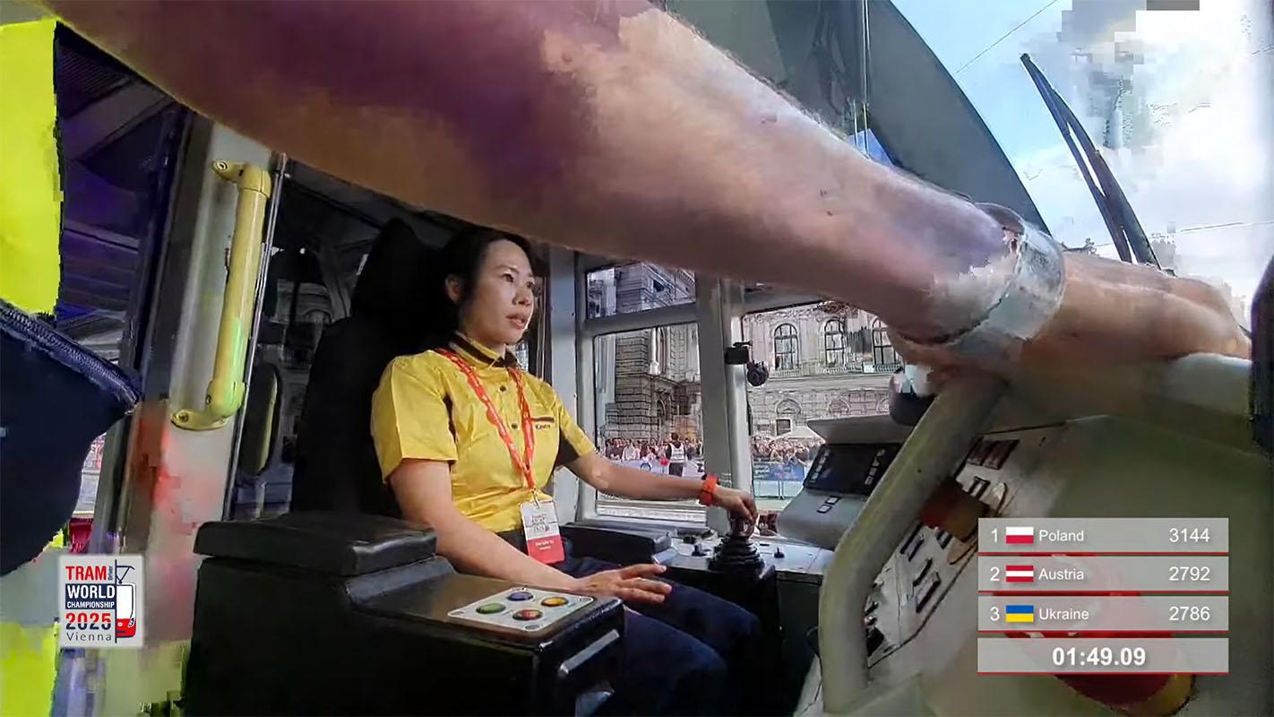 首屆世界電車駕駛錦標賽在維雅納舉行,港鐵有派員代表香港參賽。(賽事大會直播片段截圖)