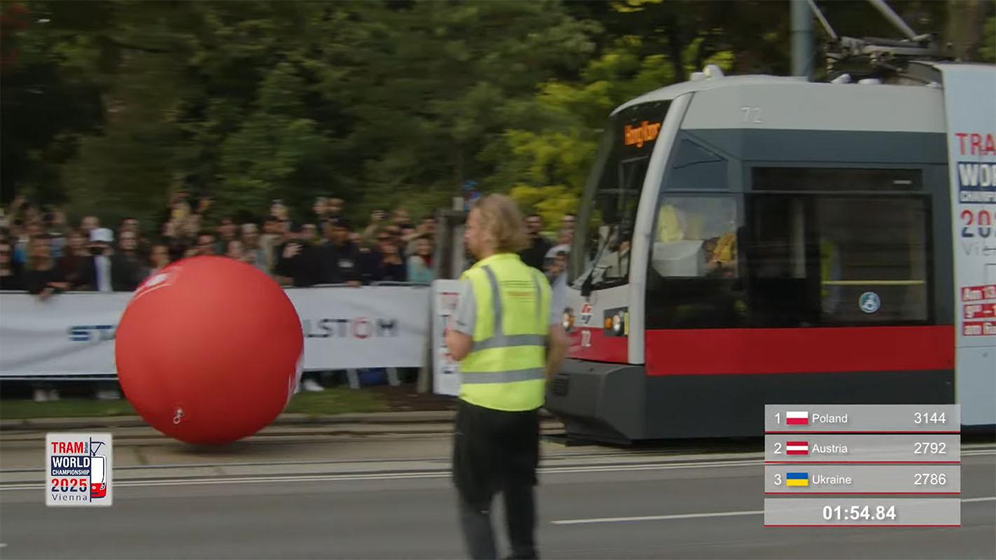 首屆世界電車駕駛錦標賽在維雅納舉行,港鐵有派員代表香港參賽。(賽事大會直播片段截圖)