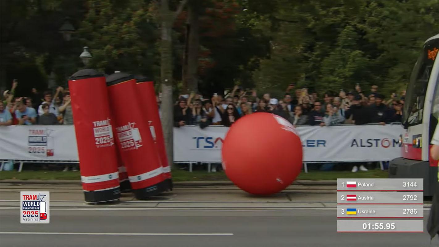 首屆世界電車駕駛錦標賽在維雅納舉行,港鐵有派員代表香港參賽。(賽事大會直播片段截圖)