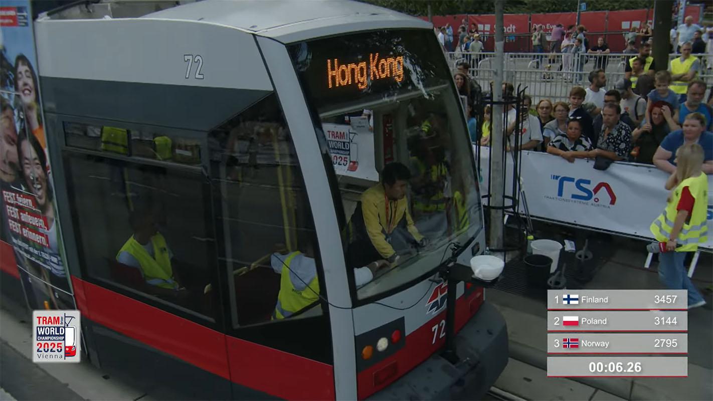 首屆世界電車駕駛錦標賽在維雅納舉行,港鐵有派員代表香港參賽。(賽事大會直播片段截圖)