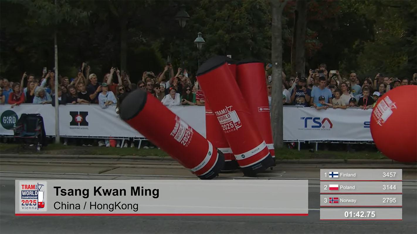 首屆世界電車駕駛錦標賽在維雅納舉行,港鐵有派員代表香港參賽。(賽事大會直播片段截圖)