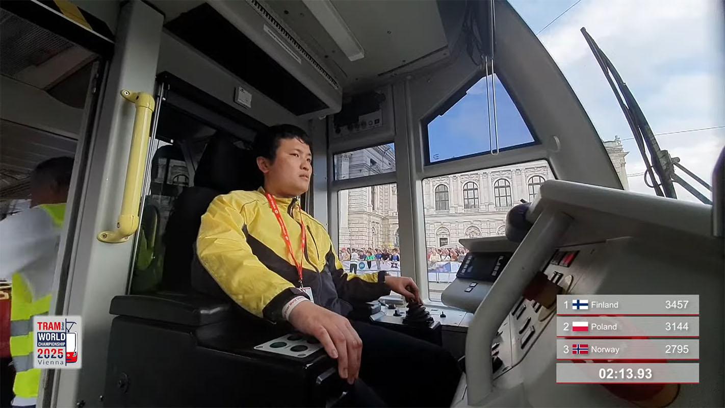 首屆世界電車駕駛錦標賽在維雅納舉行,港鐵有派員代表香港參賽。(賽事大會直播片段截圖)