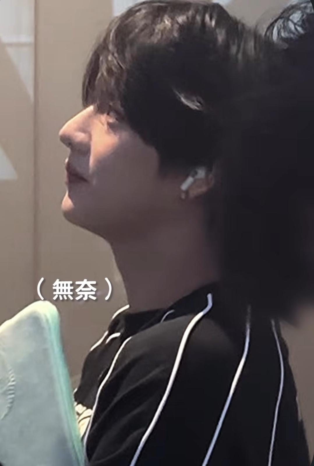 SING發現被拍後露出尷尬表情。