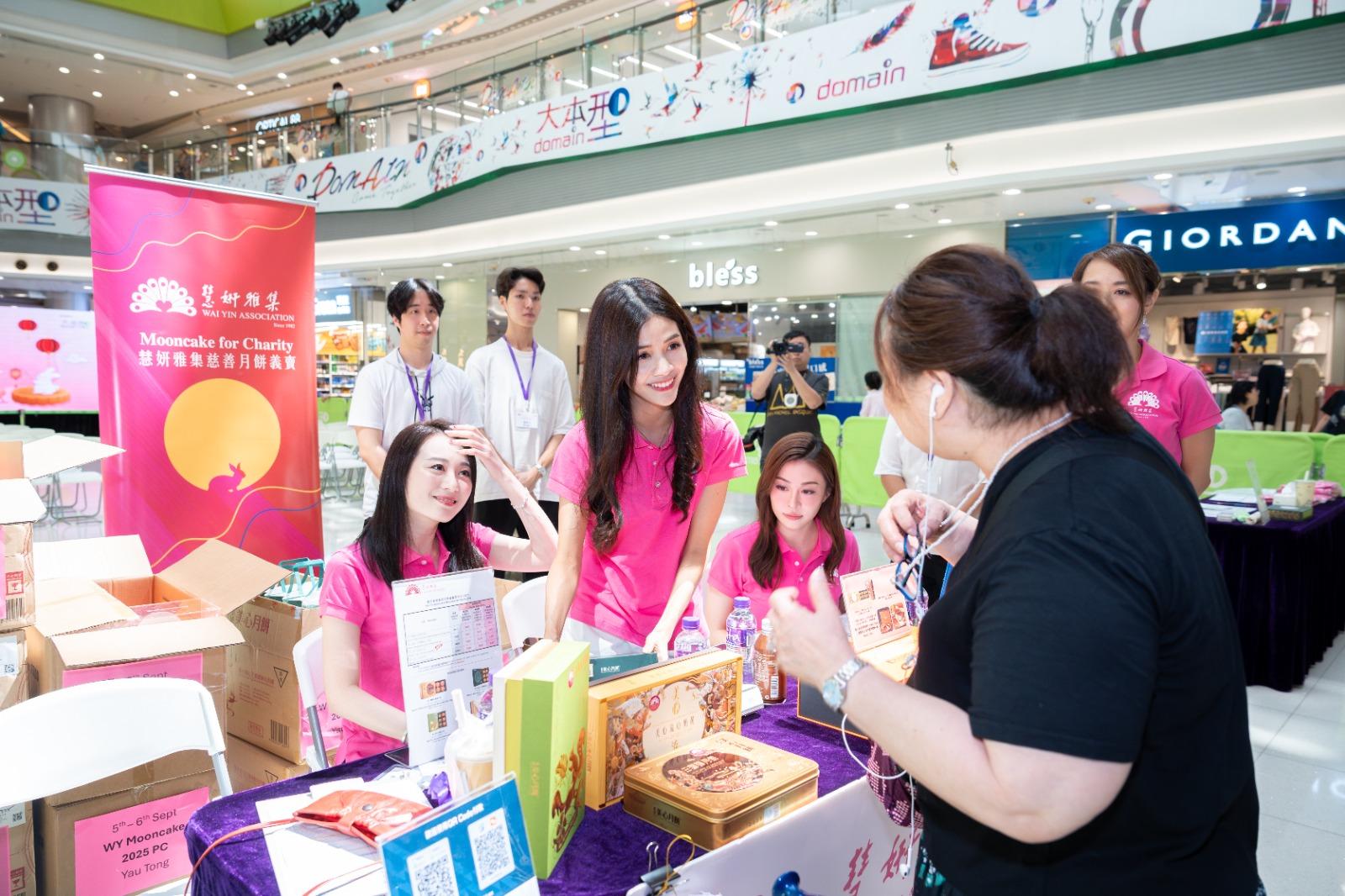 慧妍雅集新成員陳熙蕊、何思㦤落力義賣月餅。