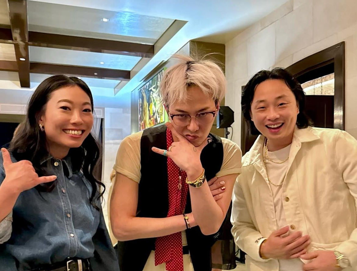 歐陽萬成在IG分享與Awkwafina及G-Dragon飯局合照。