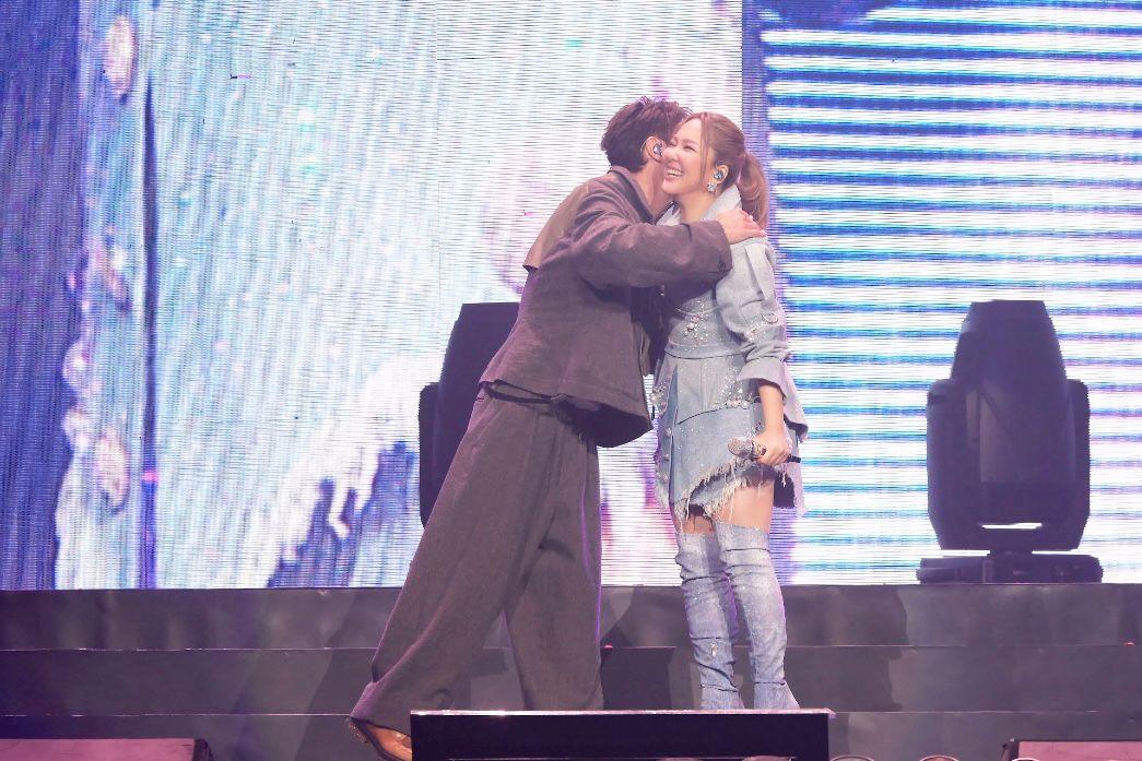 成都站有許志安驚喜現身,重現十二年前經典合唱歌《情人甲》。