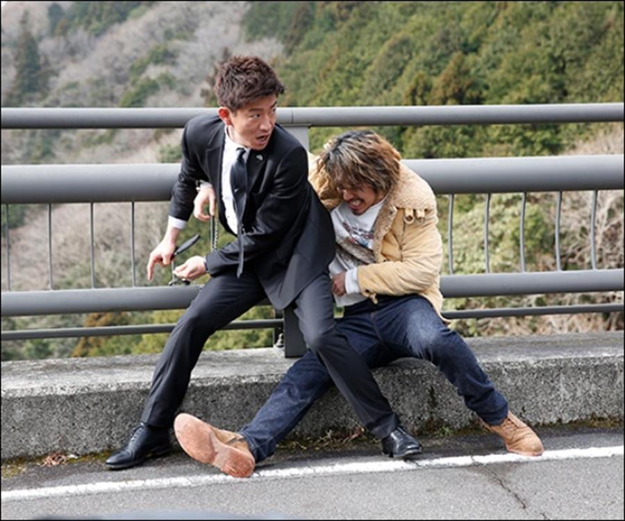 暴風圈|姜棟元捨身為全智賢拆彈 身貼身換位互望好曖昧