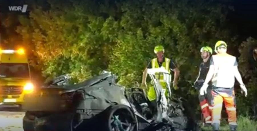 Tesla撞樹起火車門打不開 司機與2兒童葬身火海