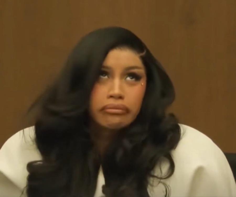 Cardi B審訊表情爆紅獲勝訴 庭外掟筆怒罵記者