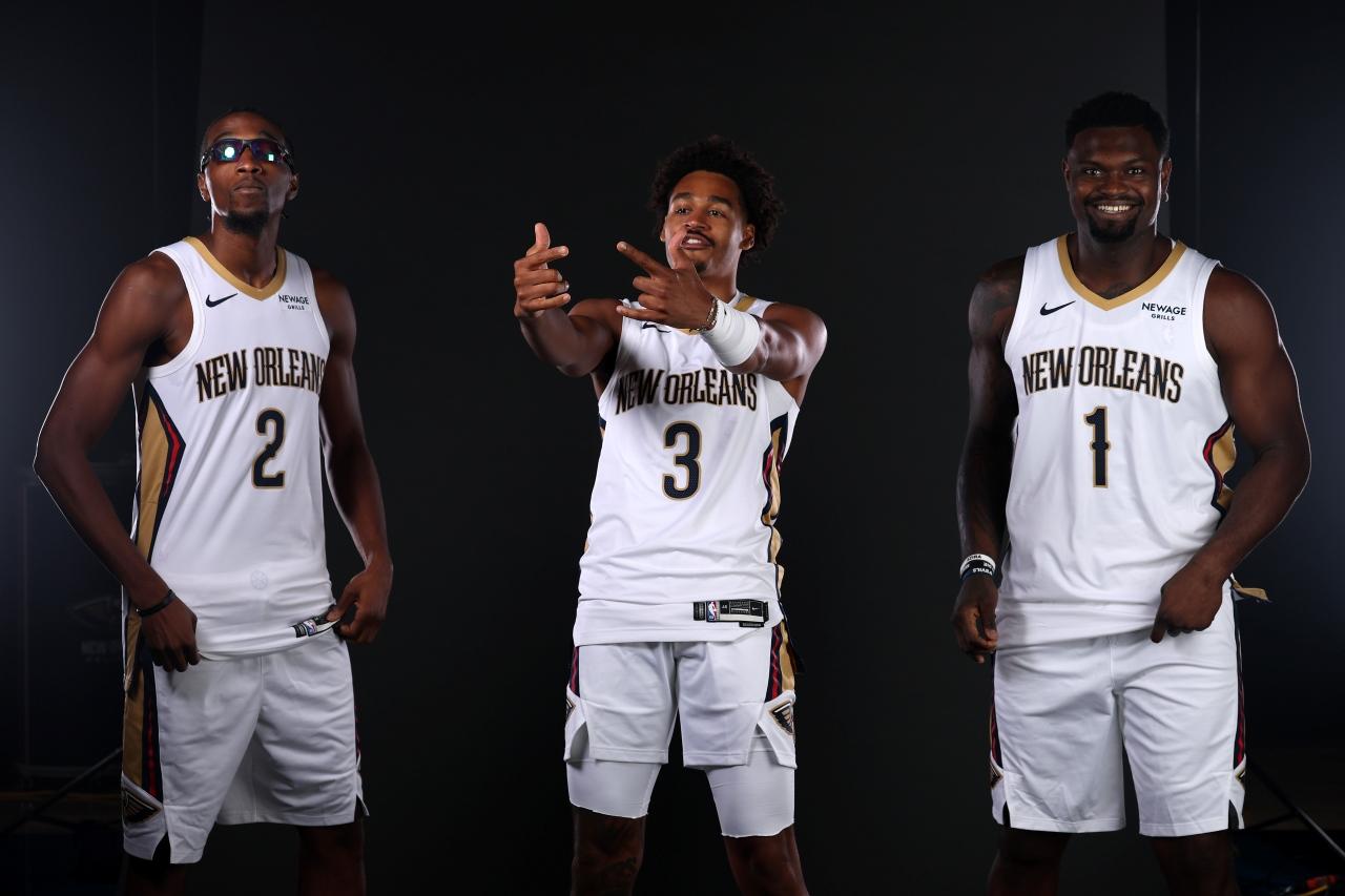 NBA鵜鶘在美國時間周二舉行媒體日,主將錫安威廉臣(Zion Williamson)(右)減肥後瘦身亮相。