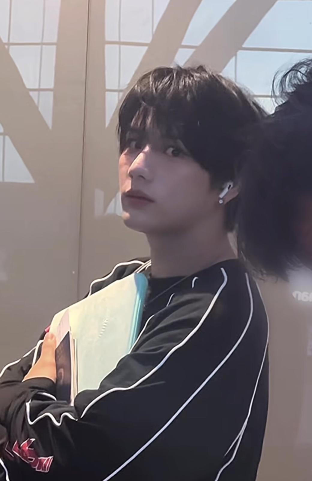 有香港網民日前在機場巧遇一位顏值極高男生。