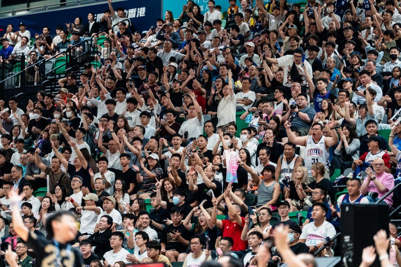 香港史上第一次職業籃球賽在啟德體藝館舉行,吸引接近3千球迷入場為香港金牛打氣。