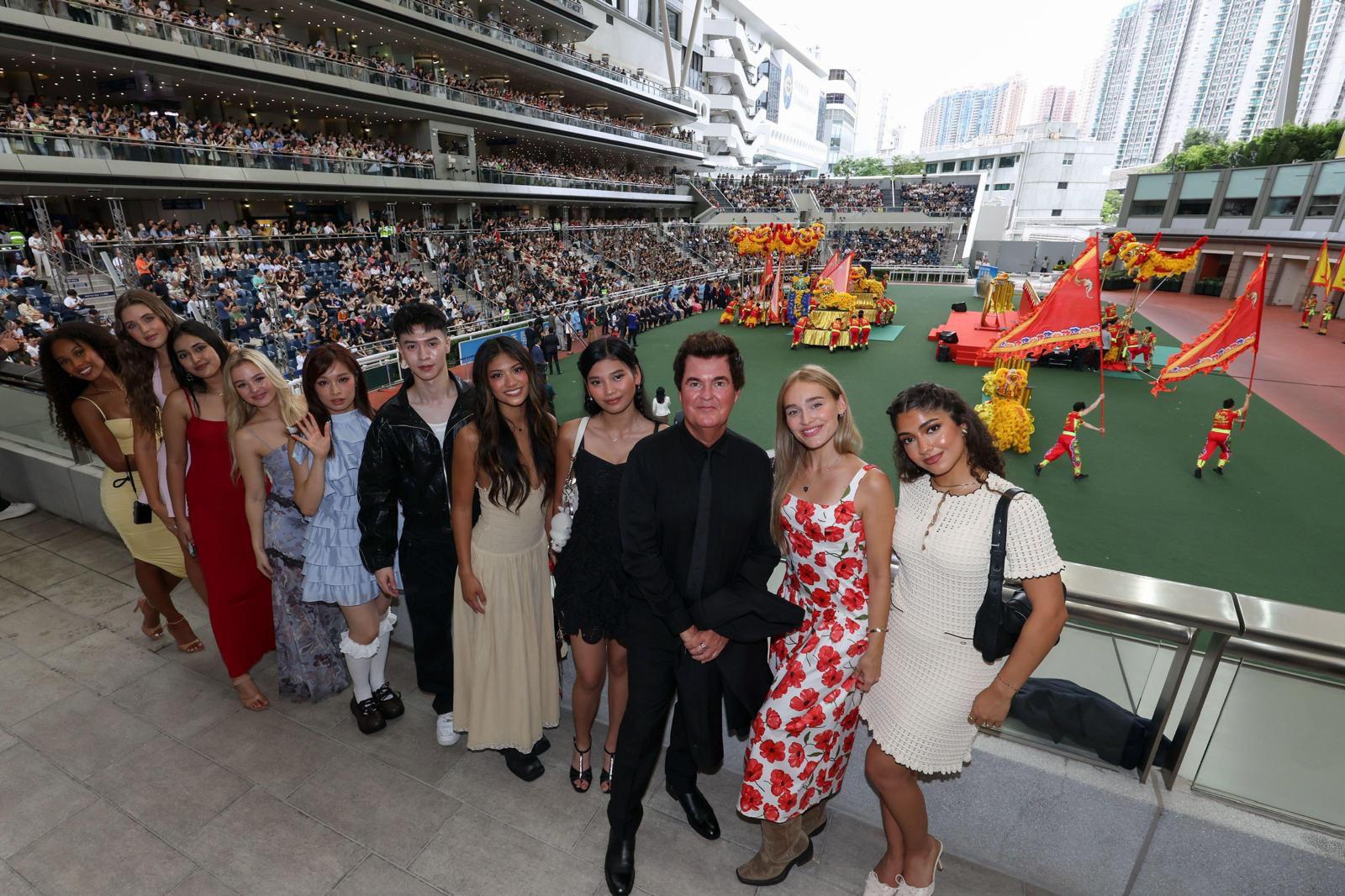 XIX Entertainment創辦人Simon Fuller(右三)聯同一眾Now United成員盛裝出席「2025/26馬季開鑼日」活動。