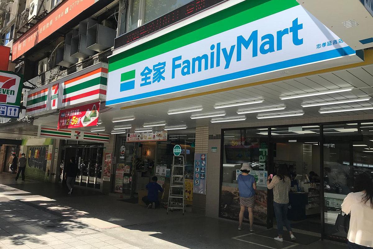 台灣有插畫家描繪當局在便利店買煙「放蛇」的手法。(互聯網)