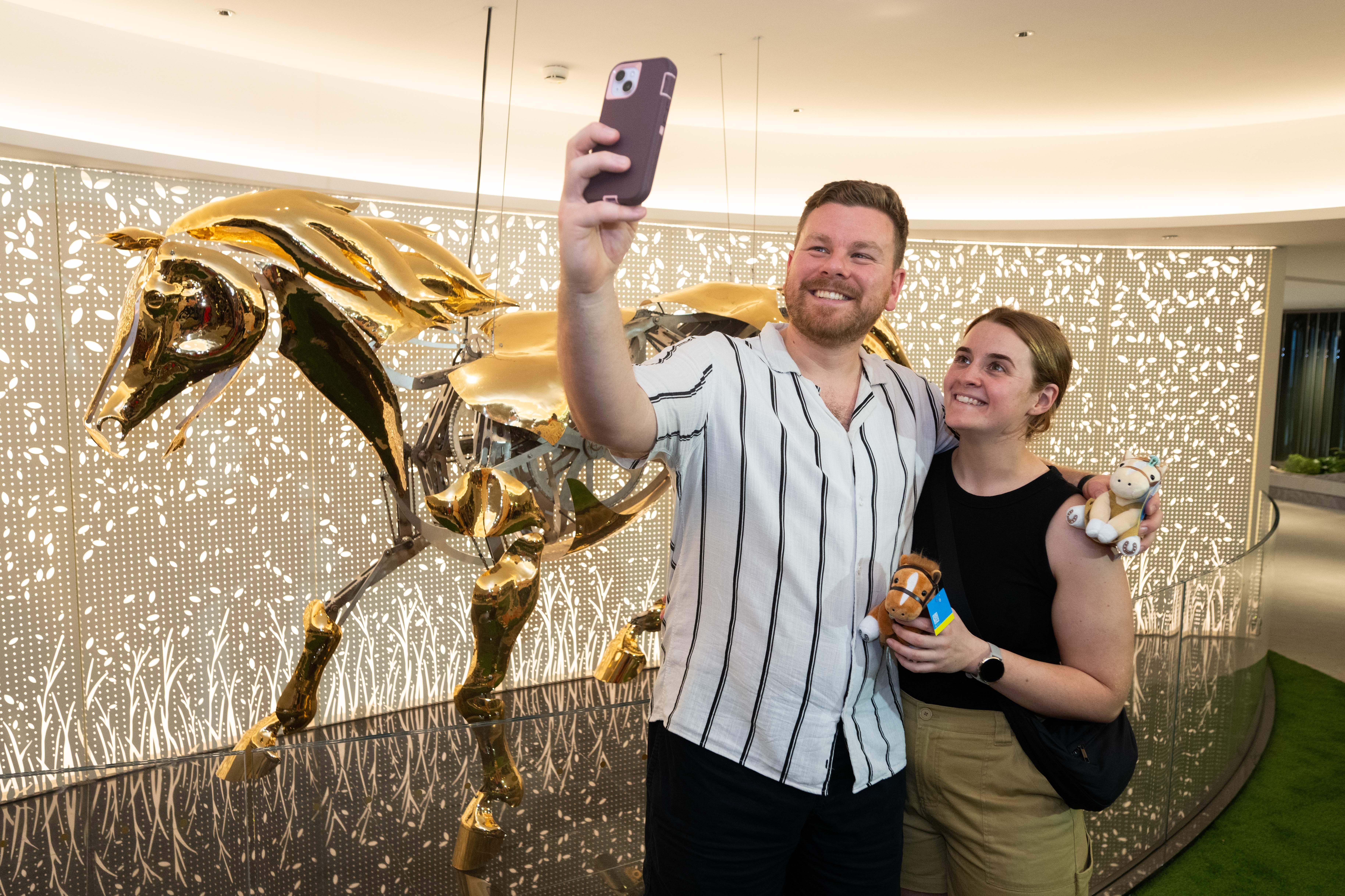 澳洲旅客Hamill夫婦特地來港觀賞開鑼日賽事,現場欣賞「嘉應高昇」出戰香港特區行政長官盃