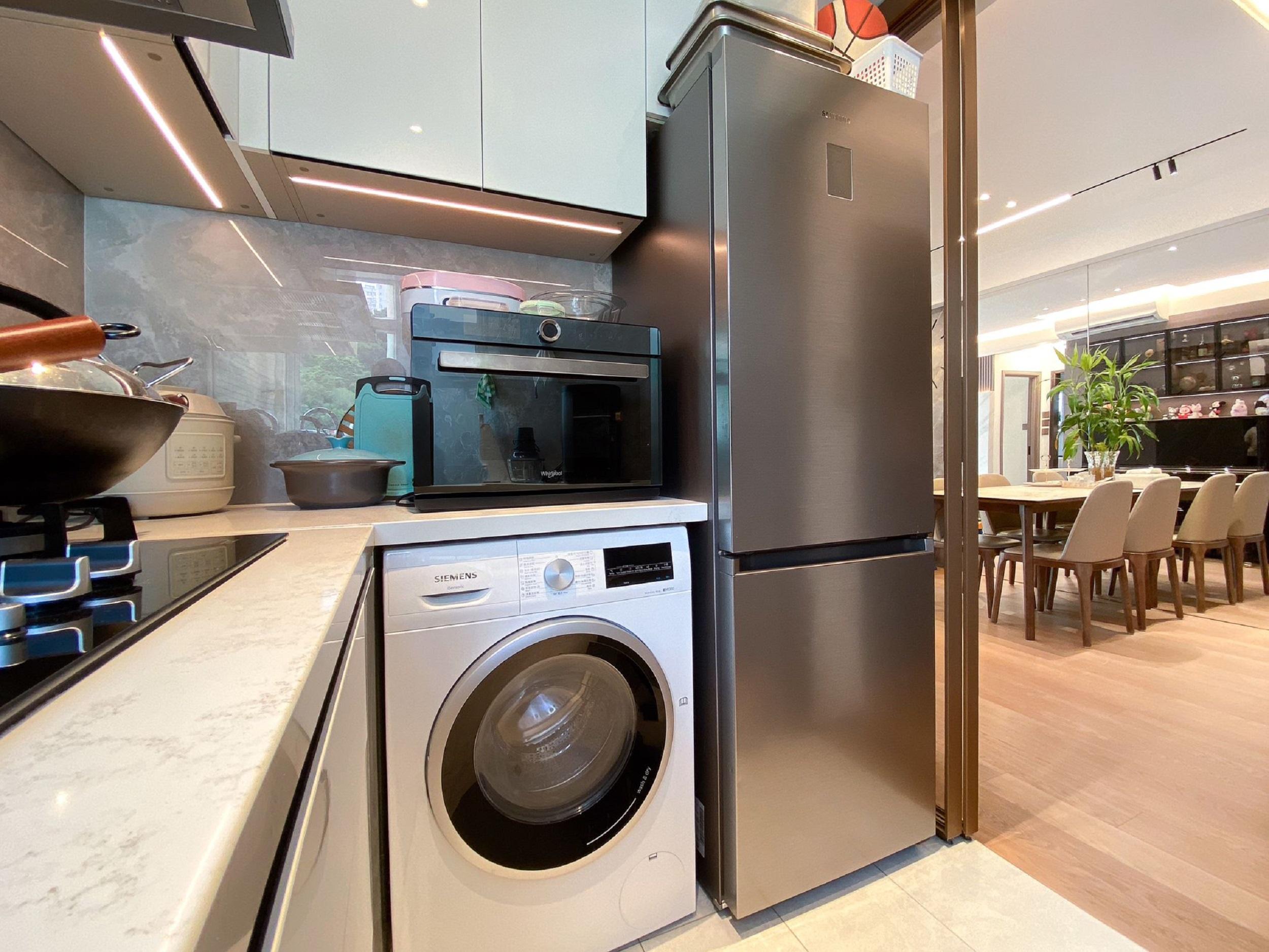 廚房採透明玻璃趟門設計,實用又能增加視覺空間感。