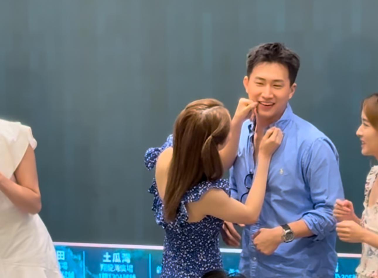 曾展望臨啜時被Sophie發現嘴角有菜。