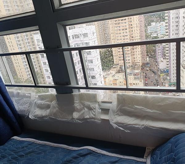 過去有網民教路,除了用舊衫及地布,可以用衛生巾(M巾)、尿片及寵物尿墊放在窗邊吸水。