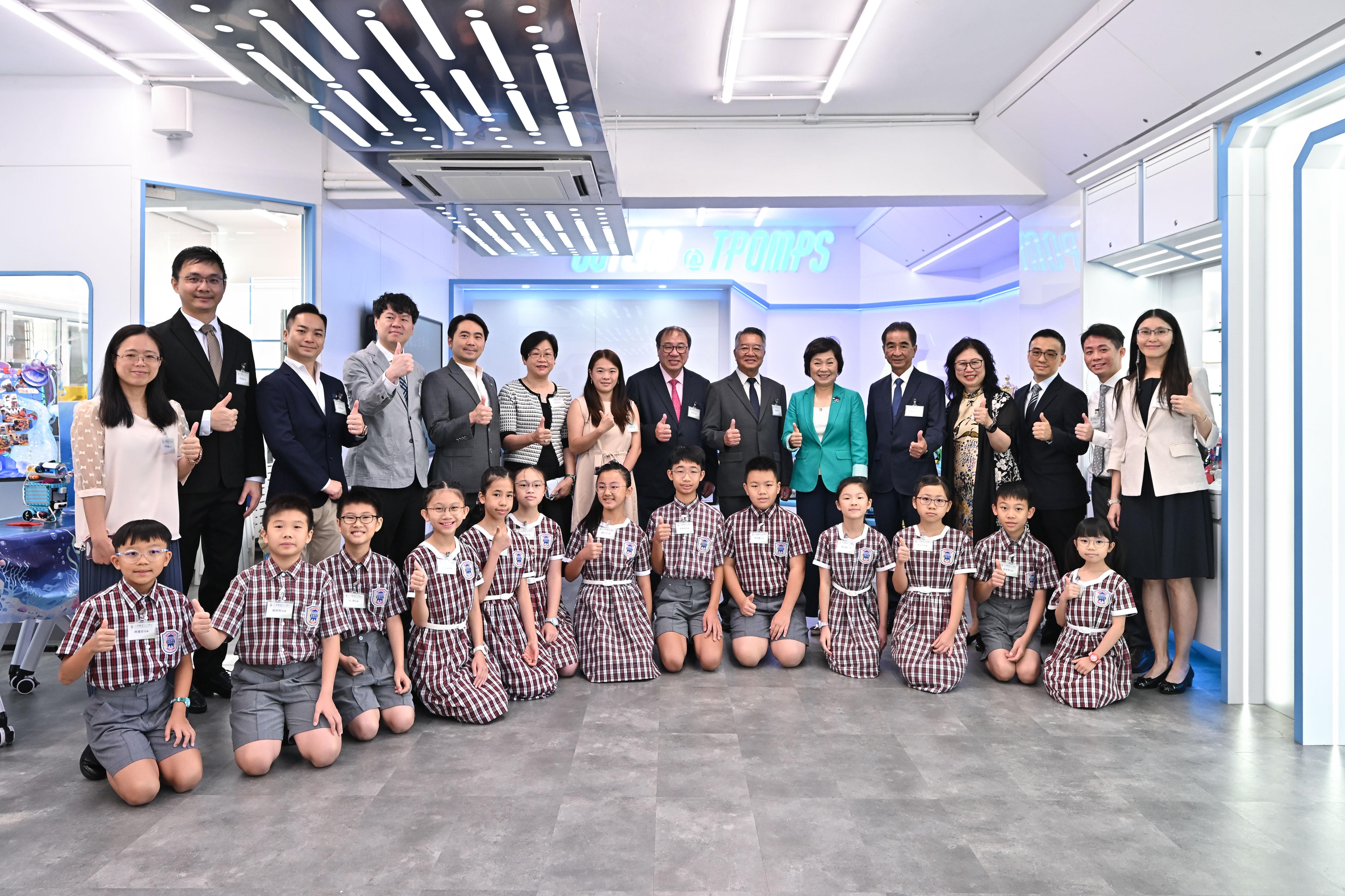 蔡若蓮參觀校內創科室後與師生合照。(政府新聞處)