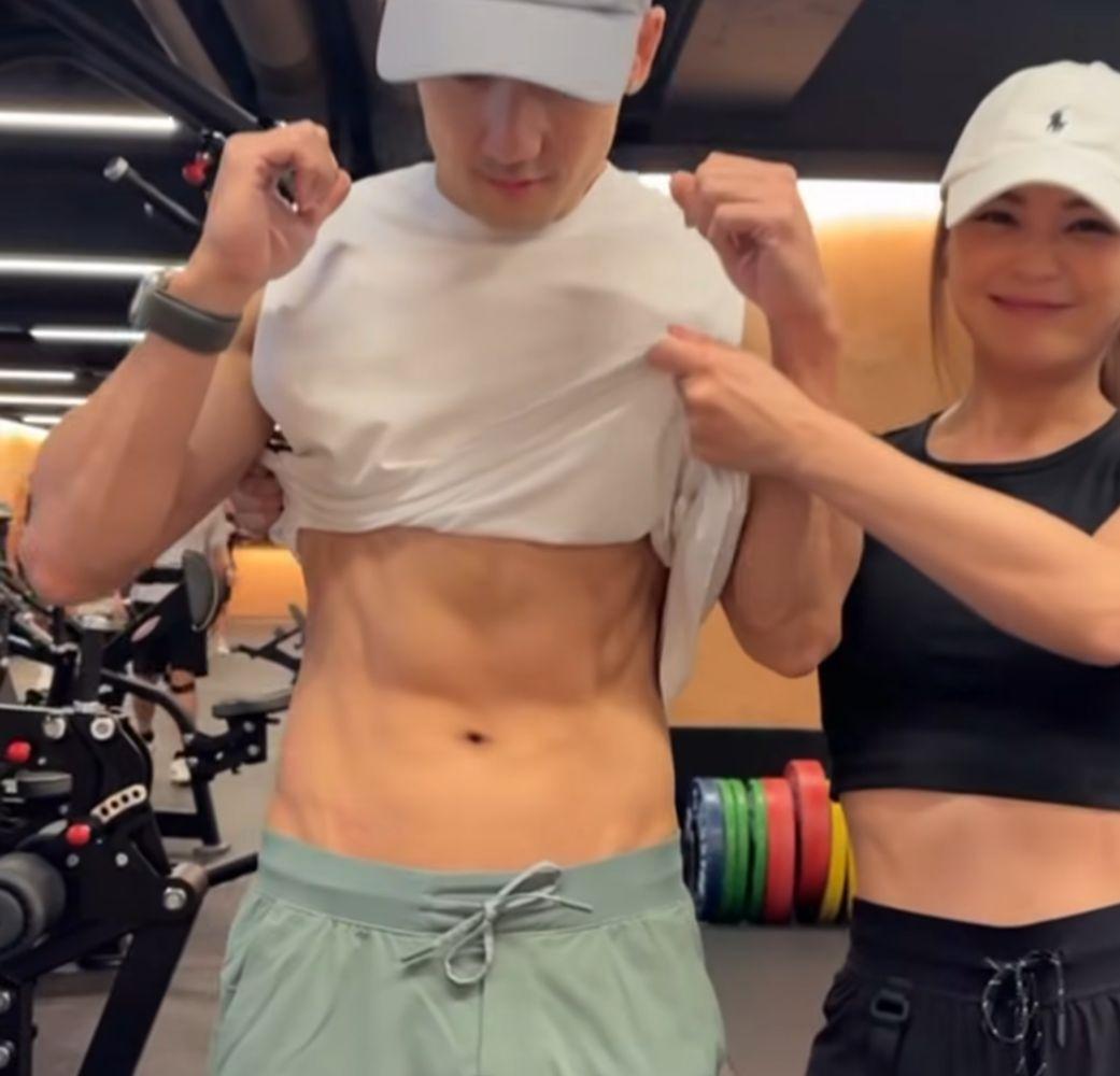 關智斌展示完美腹肌。
