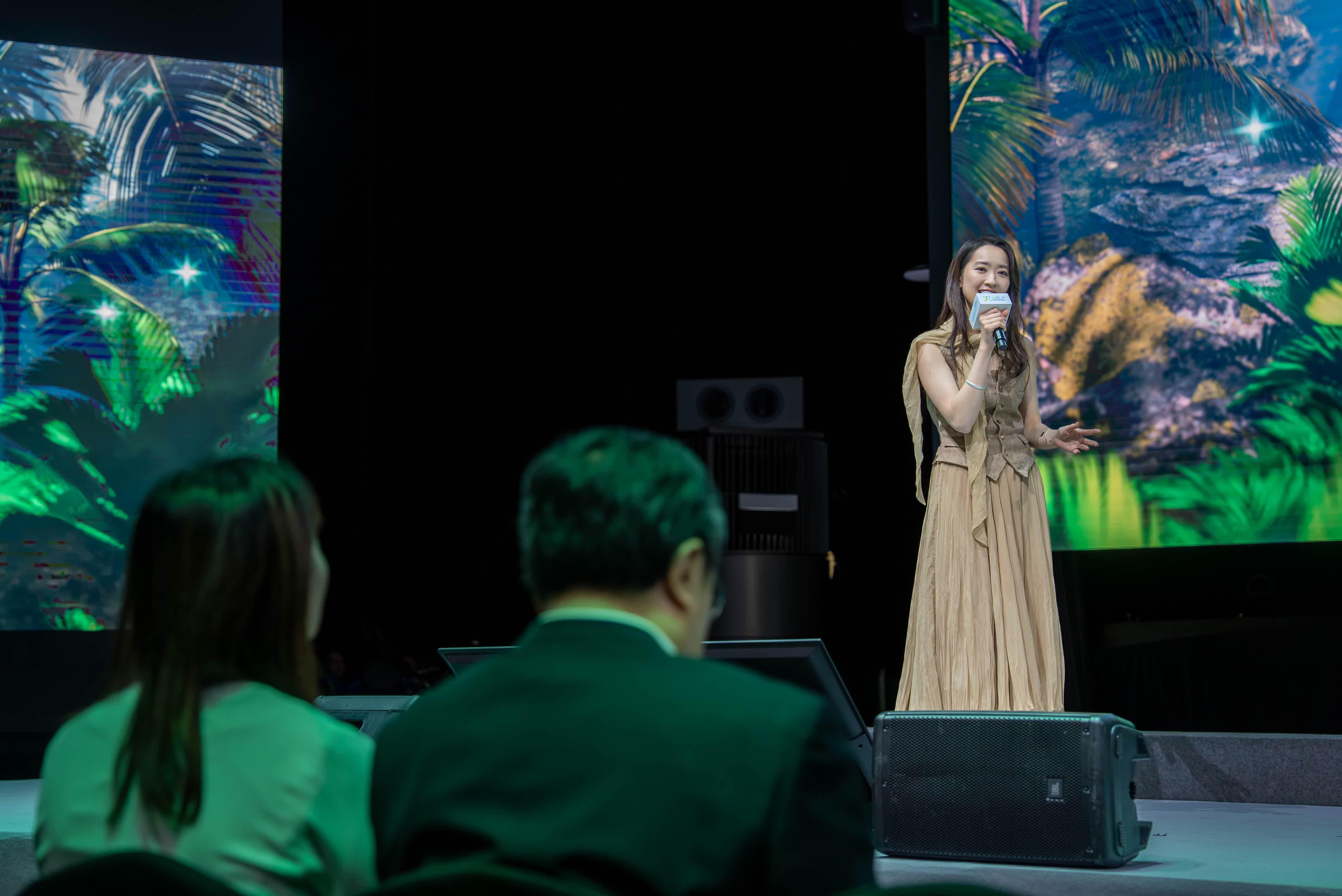 林愷鈴首次於「2025數碼娛樂領袖論壇 」與虛擬歌手合唱演出。