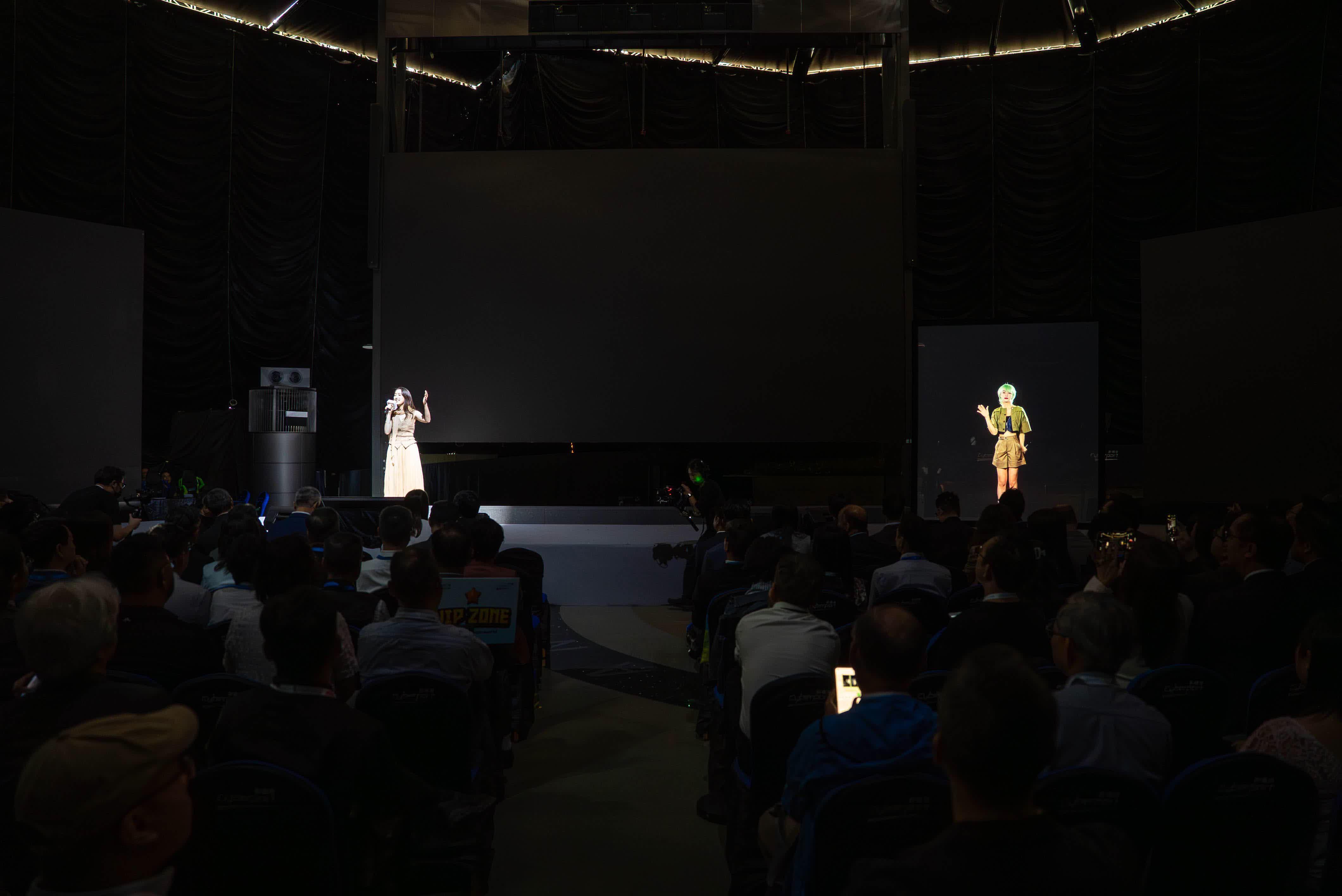 林愷鈴首次於「2025數碼娛樂領袖論壇 」與虛擬歌手合唱演出。