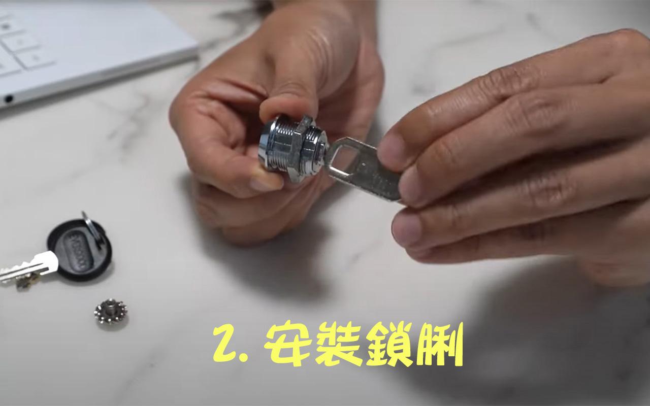 2. 安裝完圈之後,將鎖脷安裝在鎖膽上,打直還是打橫安裝則視乎情況。