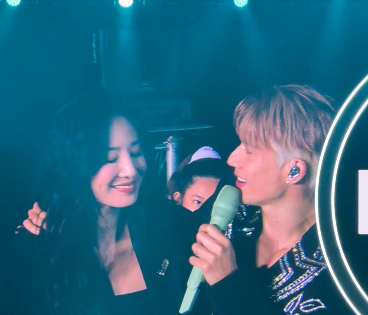 大螢幕拍下Yumiko與囡囡梁浸浸。