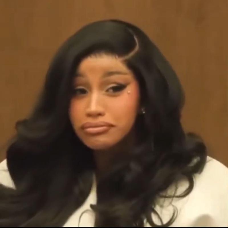 Cardi B審訊表情爆紅獲勝訴 庭外掟筆怒罵記者