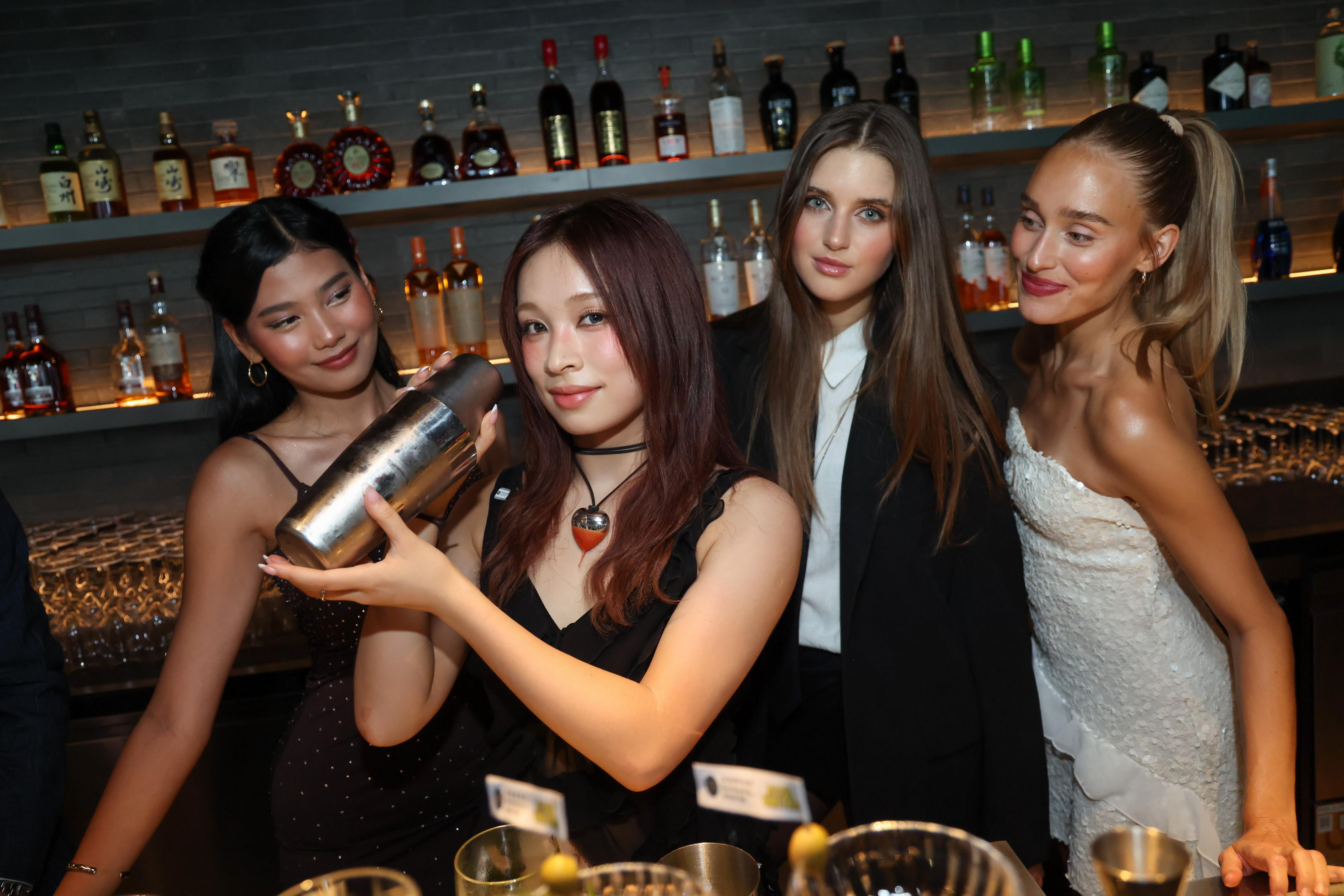 Ariel曾家瑩感受馬場夜繽紛 Now United成員拍攝真人騷說好香港