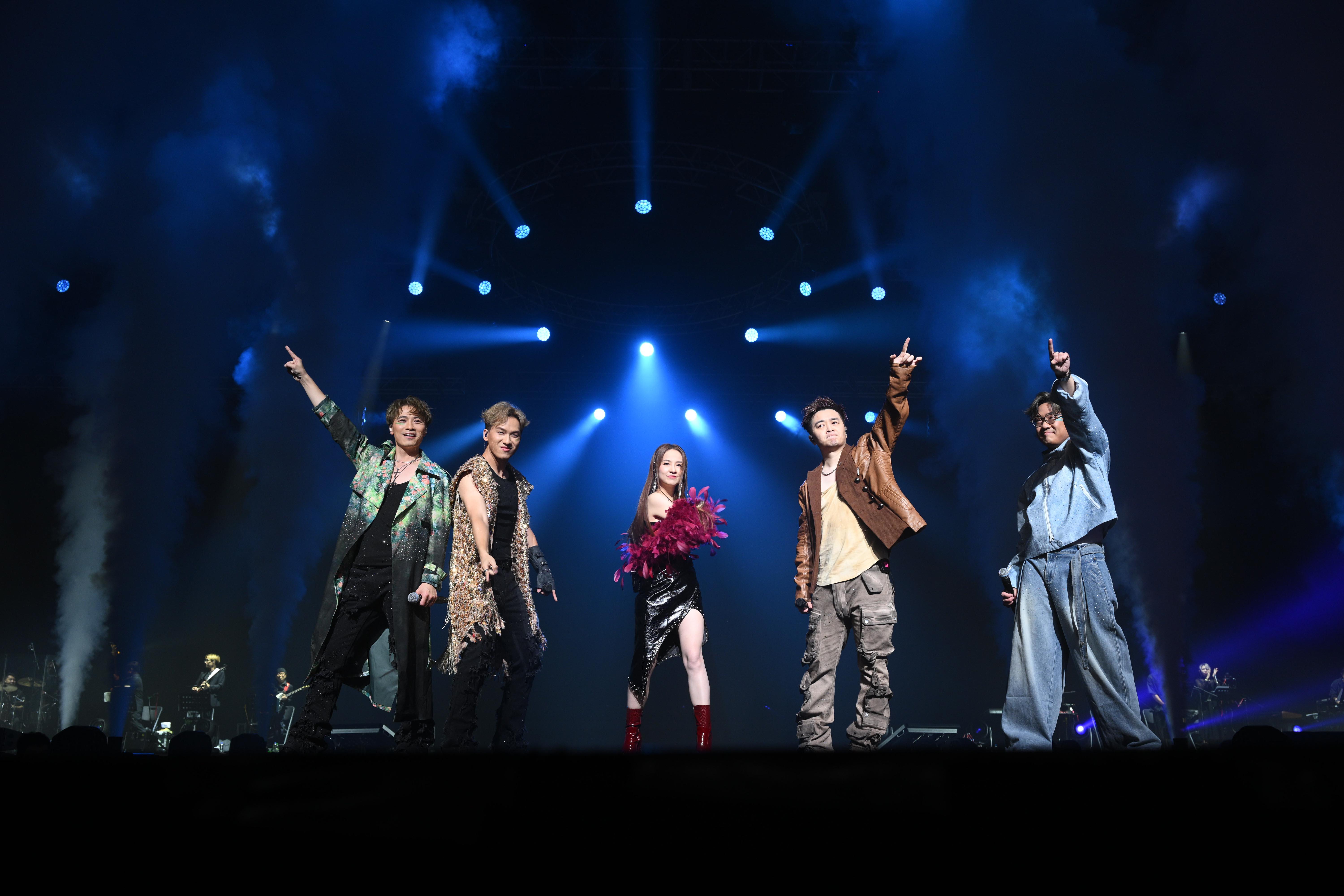 最後一part medley,5人合唱《打得火熱》、《眼睛想旅行》及《BAD BOY》,全場觀眾站起跟著跳唱。