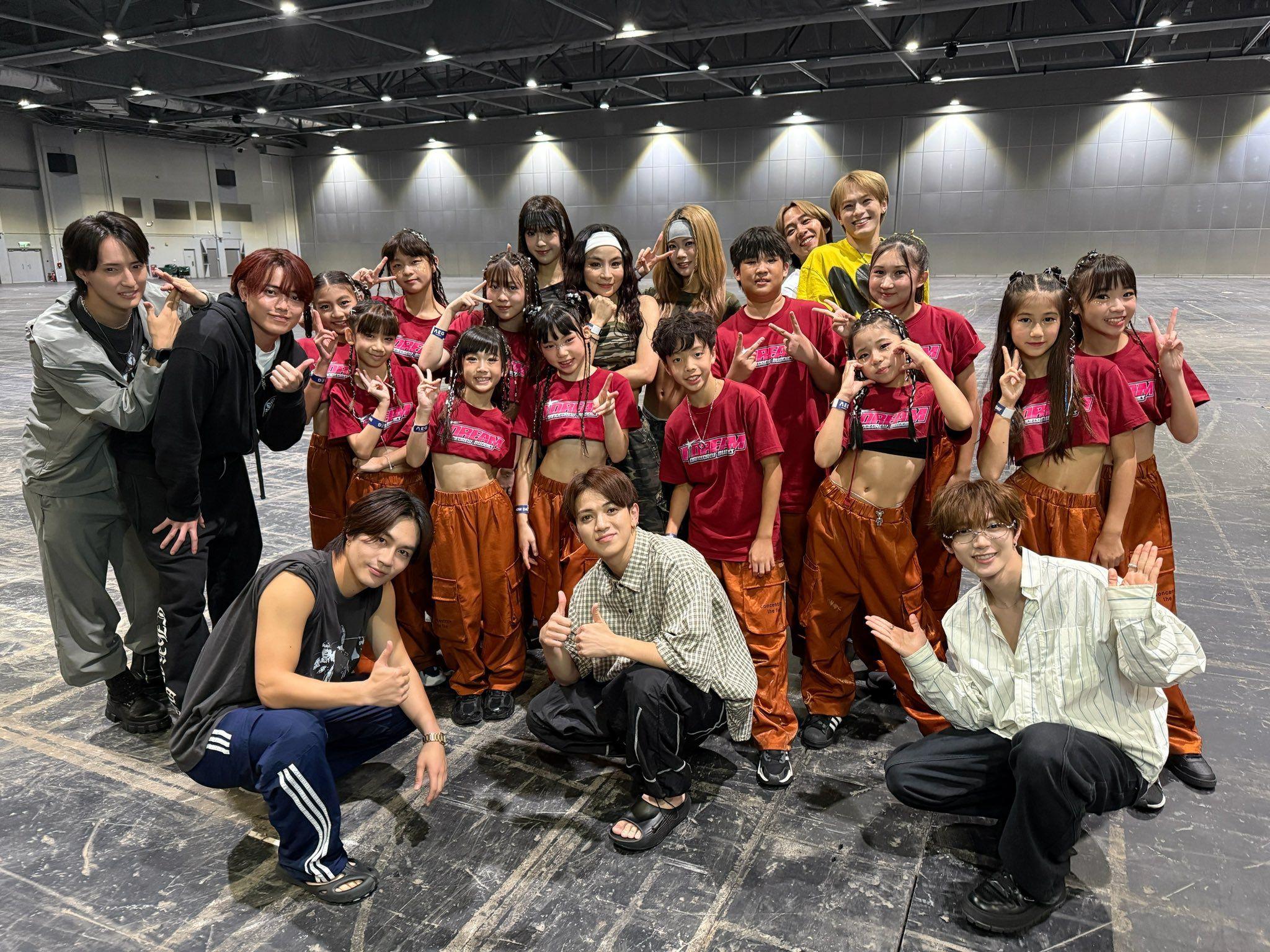 Travis Japan邀請了香港dancers同台,還有小朋友舞蹈員一同起舞。