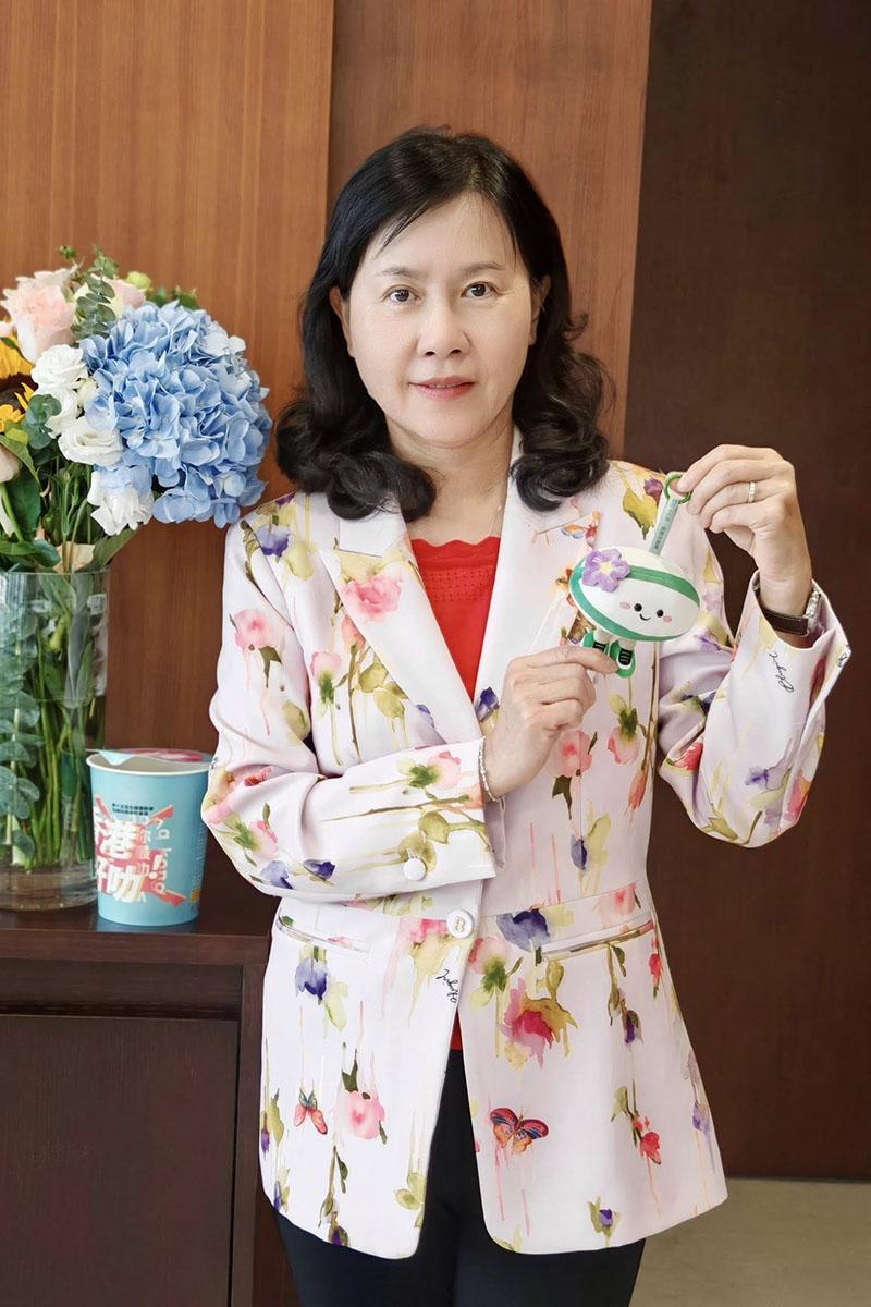 陳美寶抽中欖球造型公仔。