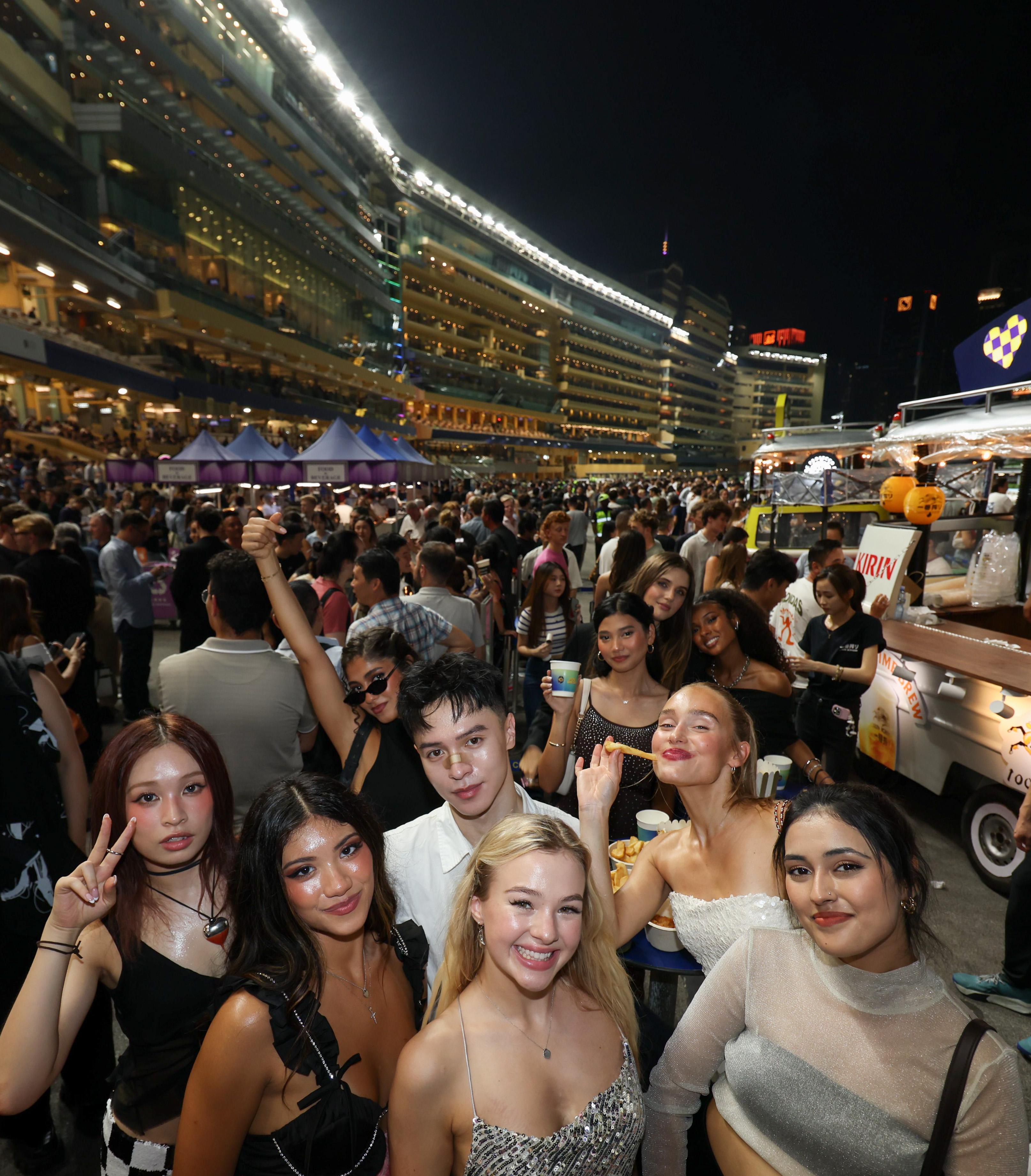 Now United成員悉心打扮去感受這個派對的嘉年華氛圍。