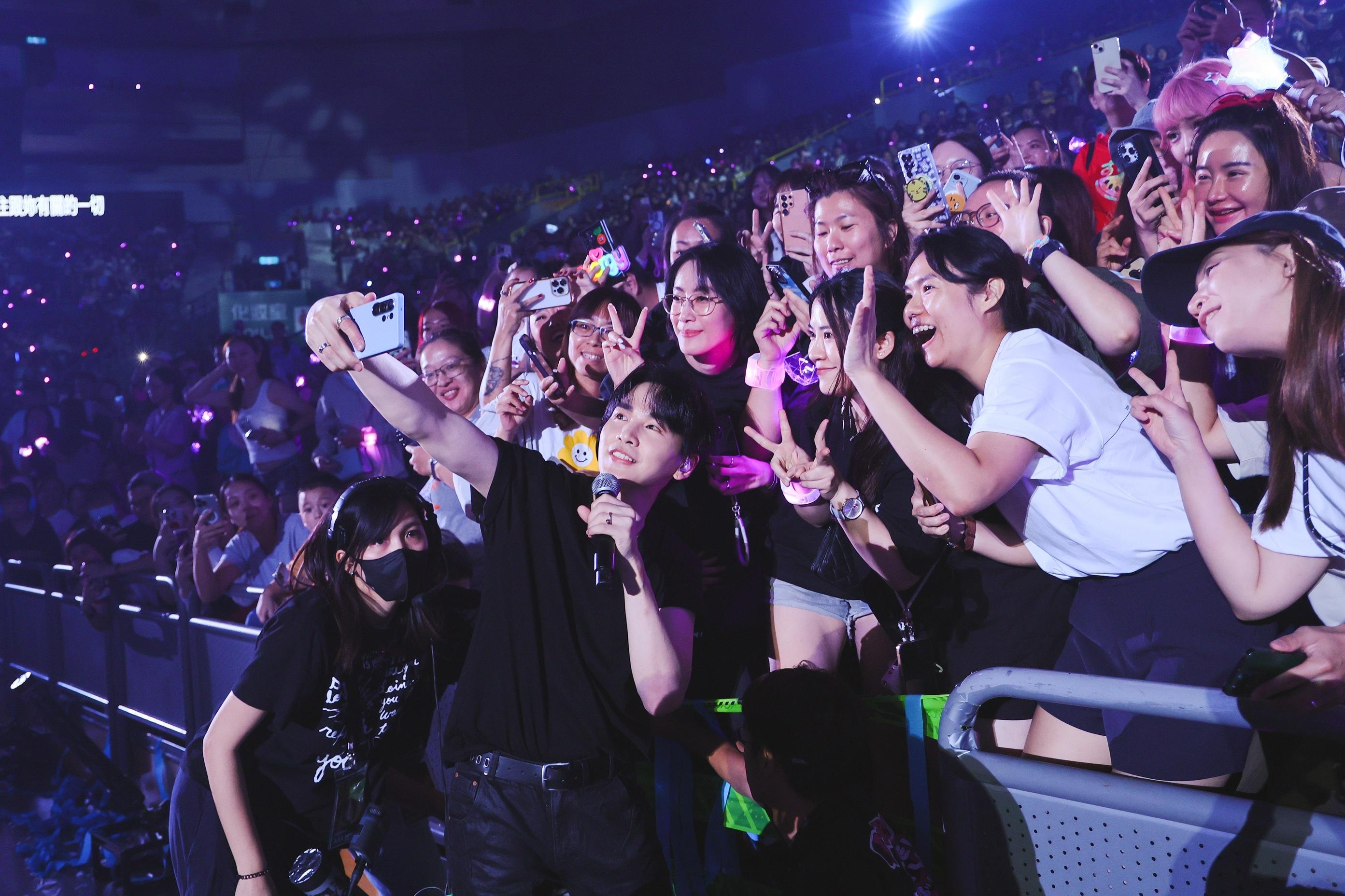 牛奶超親切 貼近觀眾一起自拍合照