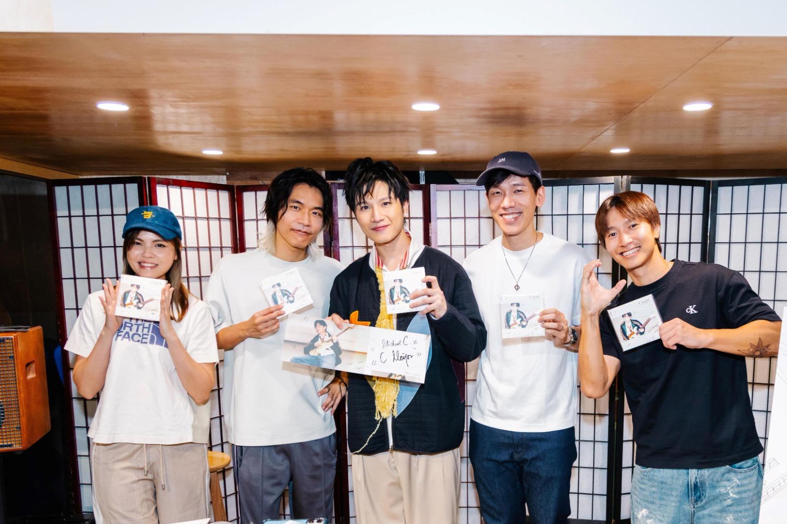 不少圈中好友亦親臨支持,包括同門師兄師姊陳柏宇、林奕匡、黃妍、力臻、PER SE與小塵埃,見證Michael C首張專輯誕生。