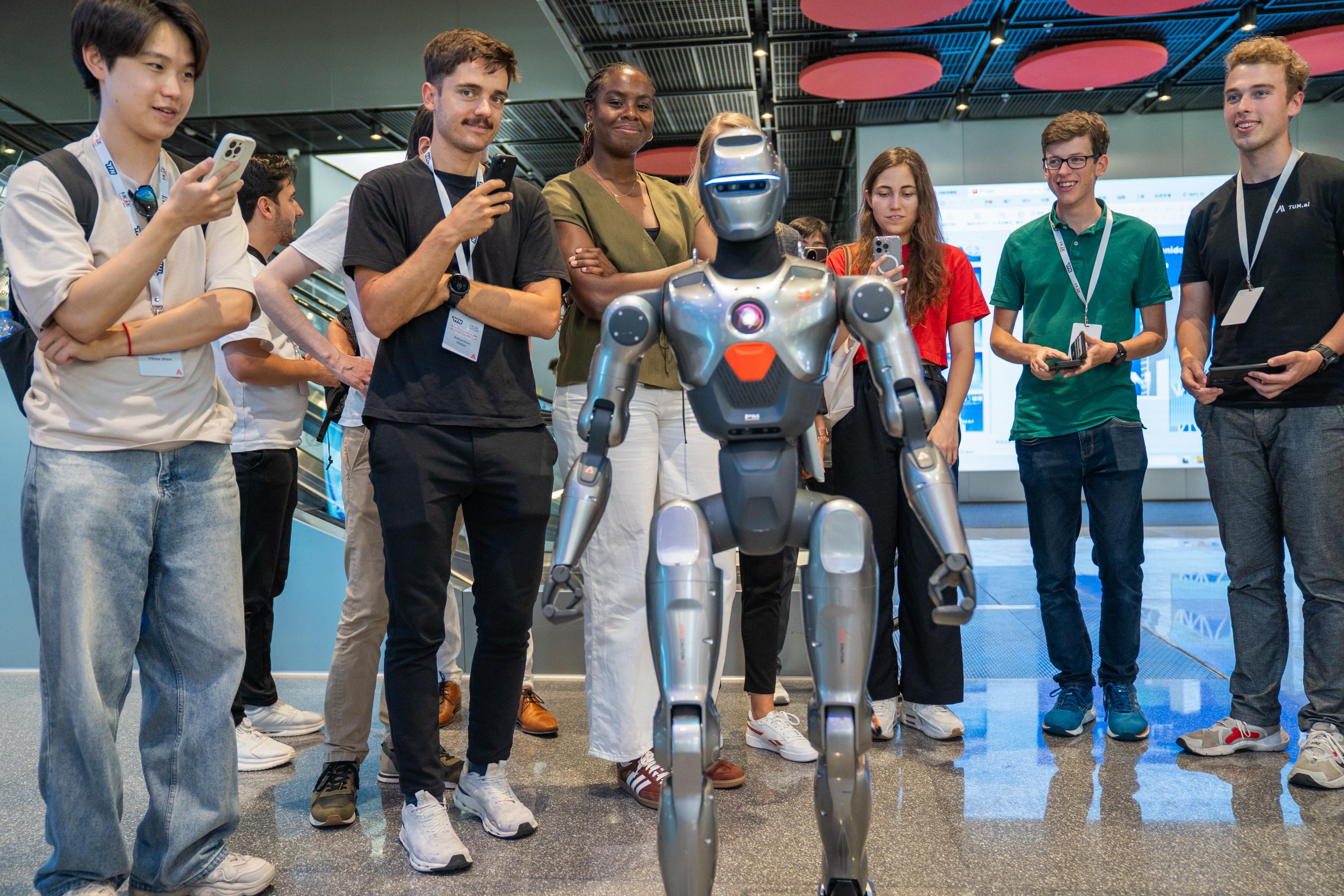 圖示訪問團於深圳前海國際人才港的創業基地了解機械人技術。(政府新聞處圖)